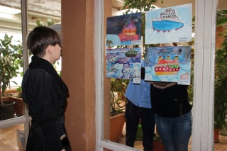 вешают работы3.jpg вешают работы3.jpg